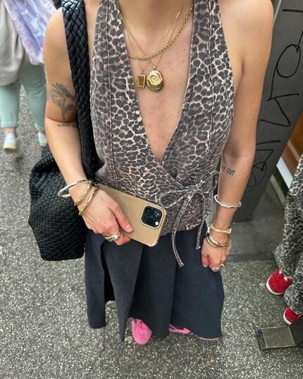 Con una gonna a tinta unita e sneakers colorate.