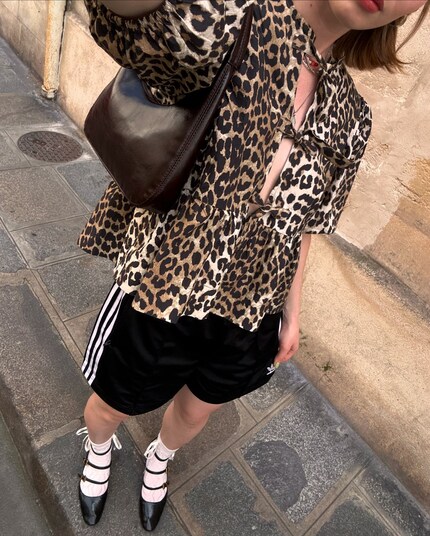 Buona squadra: camicetta leopardata e pantaloncini sportivi.