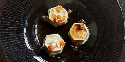 Der vegane Honig hat in der gehobenen Küche Einzug gefunden.