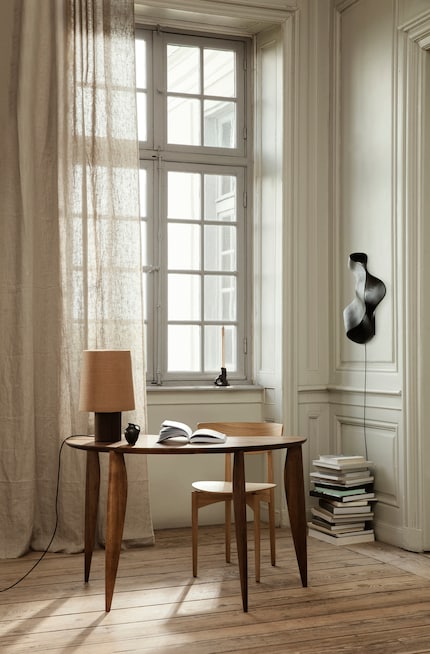 Whether switched on or off, the Oyster wall lamp looks like art. 