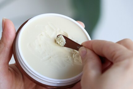 Il «Blurring Balm Powder» di Danessa Myricks è un balsamo che si scioglie in una texture polverosa sulla pelle.