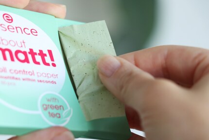 Mai senza: gli «Oil Control Paper» di Essence.