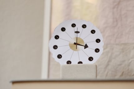 Bei der «Ball Clock» wird auf Ziffern verzichtet und stattdessen auf bunte Kugeln gesetzt.