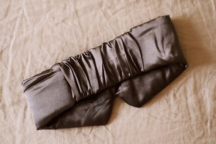 The elastic band keeps the sleep mask in place.