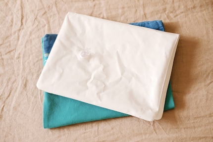 Ideal for spas, pools and the beach: the Remember inflatable cushion with a washable fabric cover.