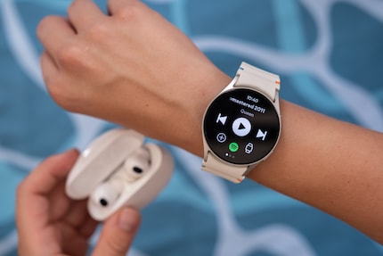 Dank 32 GB Speicher und Wear OS 5 lade ich mir meine Spotify-Playlist direkt auf die Watch.