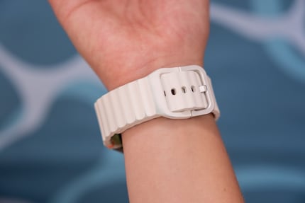 Das weisse Wristband der Galaxy Watch 7 ist anfällig für Flecken.