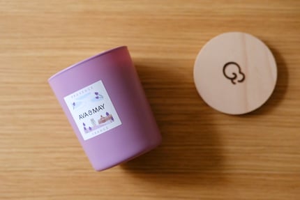 Het ontwerp van Ava & May wordt gekenmerkt door een heldere glazen pot, die vaak voorzien is van een eenvoudig etiket.