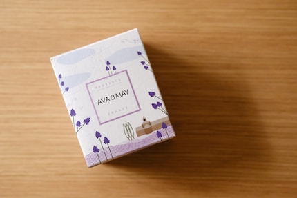 Provence s’inspire de la région du sud de la France, connue pour ses champs de lavande, ses herbes aromatiques et sa nature méditerranéenne.