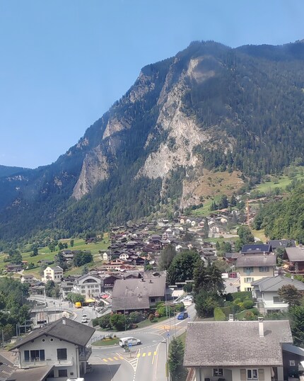 Het uitzicht vanuit de gondel omhoog naar Verbier: zonneschijn op vrijdagmiddag ...