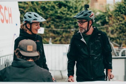 Terwijl Ilona smakelijk lacht, zie je het ongemakkelijke gevoel in mijn maag. Let op de spanning in haar handen.