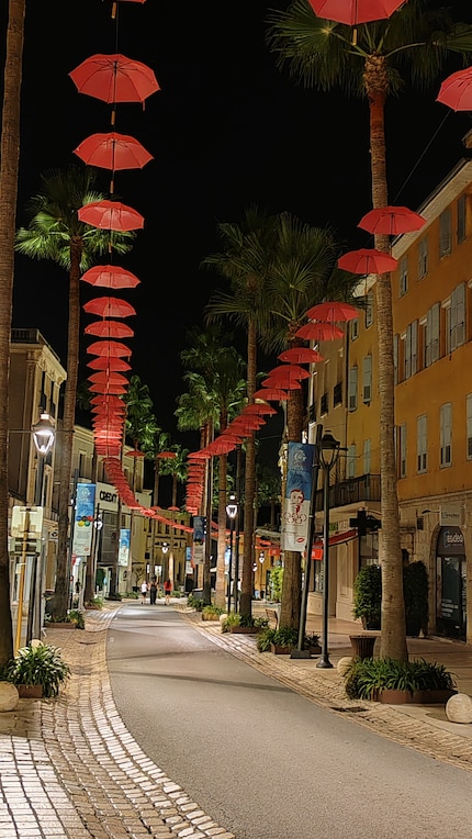 Les parapluies roses caractérisent le paysage urbain de Grasse.