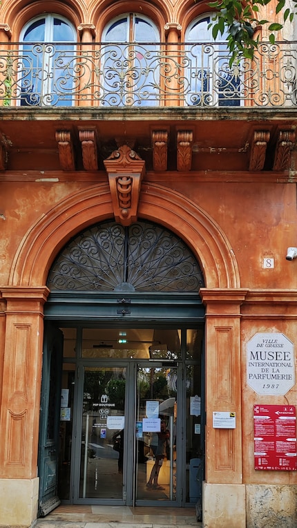 Le Musée International de la Parfumerie vaut le détour.