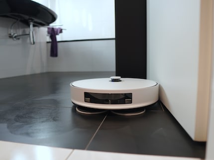 Der Jet Bot putzt und wischt sauber – der Boden ist nicht allzu feucht.