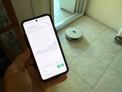 Der Samsung scannt wie viele andere Roboter auch durch die Glastüre auf den Balkon.
