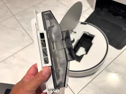 Fast wie neu: Als ich das Testgerät für den Rückversand auseinanderbaue, ist der Staubbehälter im Roboter fast ganz sauber.