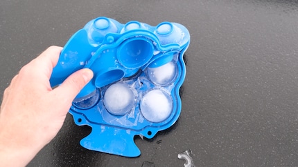 Lo stampo in silicone è facile da aprire. Poi posso raccogliere le palline di ghiaccio che mi servono.