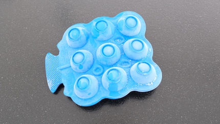 Lo stampo per cubetti di ghiaccio è disponibile in blu.