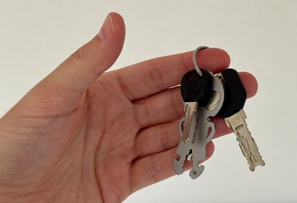 À titre de comparaison, c’est le trousseau de clés de mon patron. Il est petit et propre, donc très différent du mien. J’espère qu’il ne le perdra pas !