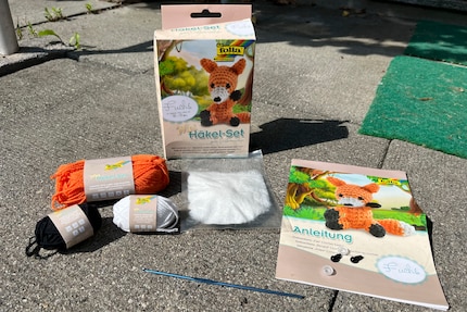 Le kit contient presque tout ce qu'il faut pour le petit animal à crocheter. 