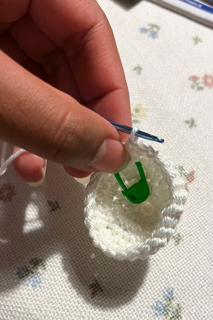 Mais avec un peu de pratique et les repères de mailles, je deviens soudain une pro du crochet.