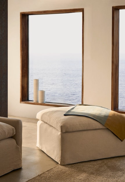 The pillar designs combine ancient and modern times.