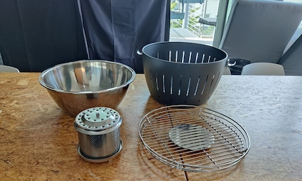 Il grill è composto da quattro componenti principali: griglia, braciere, guscio interno ed esterno.