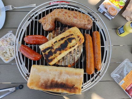 Il formaggio grigliato al centro era pronto. Il pane, che poi è stato posto al centro, si è leggermente bruciato durante la cottura sulla griglia.