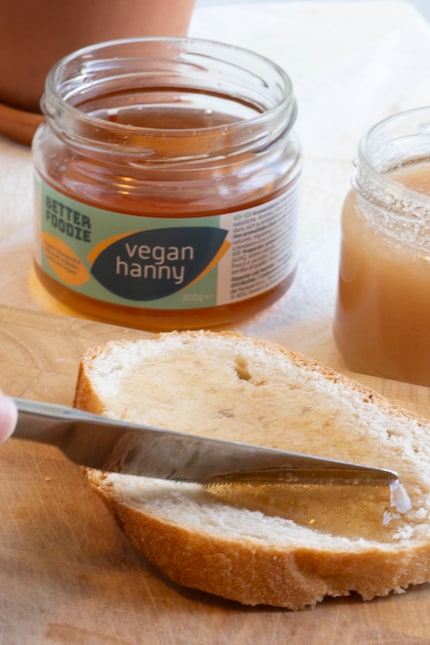 Spalmato sul pane, per me ha lo stesso sapore di un normale miele.