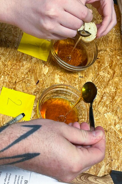 Due colleghi notano una differenza nel colore e nella consistenza.