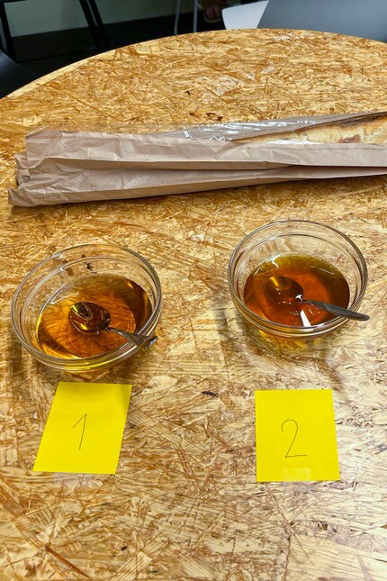 Per l'esperimento, ho versato entrambi i dolcificanti in nelle ciotole. Il numero 1 è Vegan Hanny. Nella ciotola con il numero 2 c'è il miele di fiori.