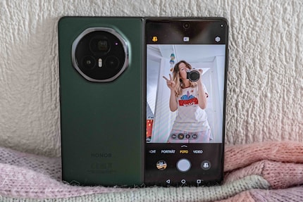 L'écran extérieur devient un viseur d'appareil photo en appuyant sur un bouton.