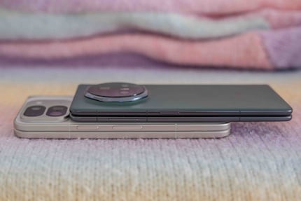 Les boutons du Honor Magic V3 sont répartis sur les deux moitiés de l'écran. Cela rend l'utilisation plus facile que sur le Google Pixel 9 Pro Fold par exemple.