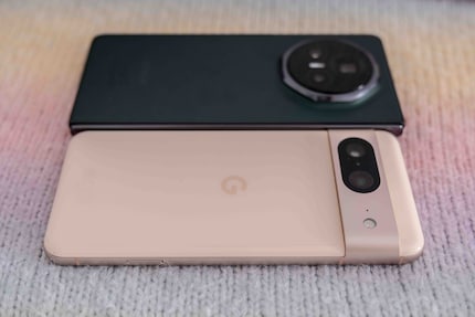 Mon Google Pixel 8 (devant) est à peine plus petit et pas du tout plus fin que le Magic V3.