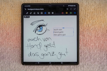 Dans l'application de prise de notes, je griffonne quelque chose avec le doigt et je le fais convertir en caractères d'imprimerie. Dommage que le stylo n'ait pas été vendu dans le monde entier. 