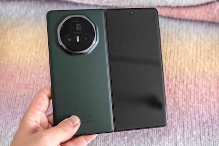 La coque arrière brille légèrement. Le module caméra est cependant assez présent