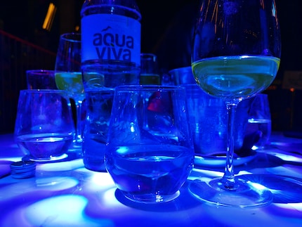 Un cliché de verres sous une lumière bleue est à son tour agréable à regarder.