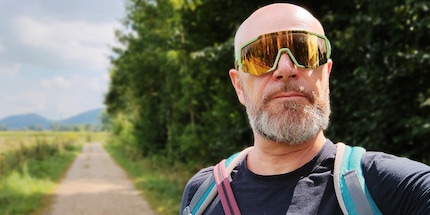 Gli occhiali «Nita» vanno bene anche per le passeggiate con il cane.