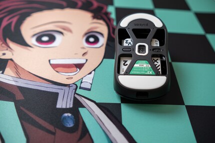 Für weniger Gewicht hat es unten diverse Aussparungen.