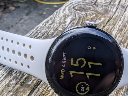 Zo ziet de Pixel Watch 2 er na een jaar uit. De Pixel Watch 3 is uitgerust met hetzelfde Gorilla Glass 5.