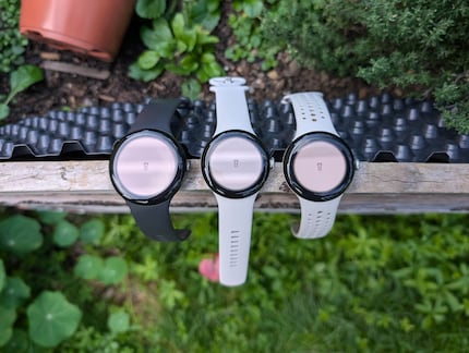 Het display van de 41 mm versie is ook groter dan dat van de Pixel Watch 2 (rechts). Daar staat tegenover dat Google de randen met 16 procent heeft verkleind.