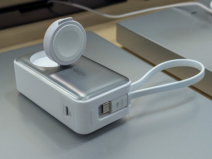 Le point de charge pour l'Apple Watch se déplie.