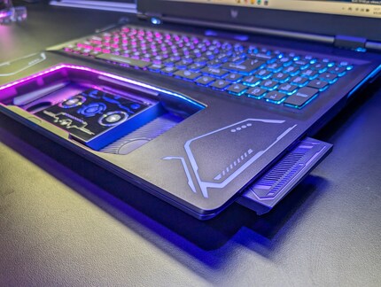 De uitschuifbare luidsprekers bevinden zich aan de zijkant van het touchpad.