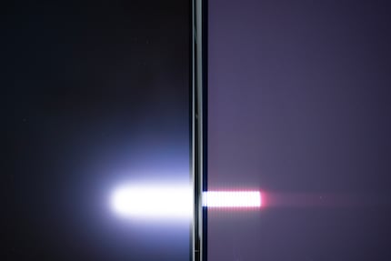 Depending on the incidence of light, black can become dark purple with QD-OLED (right). The black level of WOLED (left) is less susceptible to ambient light. However, the situation in this snapshot is a worst-case scenario.