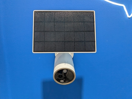 Mit dem Solarpanel wird die Kamera komplett autark.