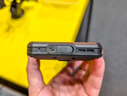 Porta USB-C ben protetta.