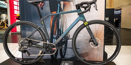 La «Mylc CF1» di Rondo all'Eurobike di Francoforte con Enhanced Gravel Geometry (EGG) con un reach significativamente più lungo e un angolo di sterzata più basso.