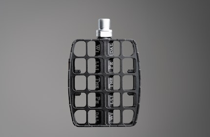 Thanks to the grid structure, dirt and water fall through the pedal, making it non-slip and durable.