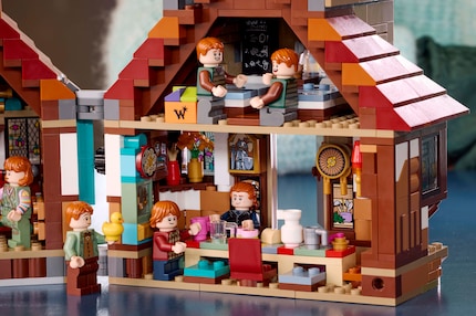 The set contains a total of ten minifigures. 