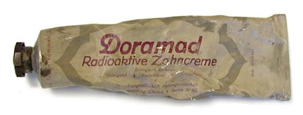 Per denti bianchi e splendenti: il dentifricio radioattivo di Doromad.
